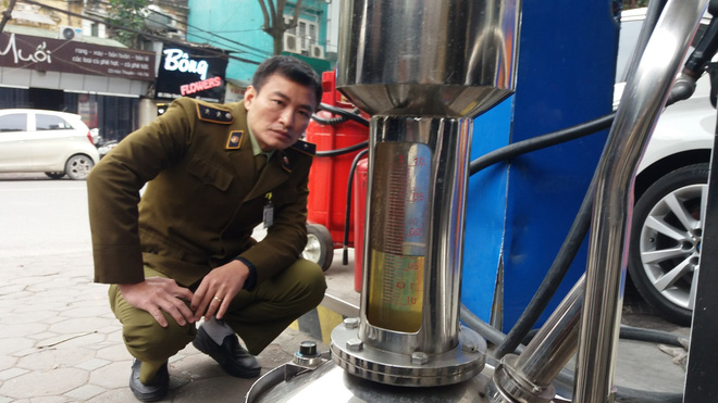 Hà Nội: Kiểm tra cây xăng bị tố bơm vào bình dung tích 70L nhưng đổ 80L mới đầy